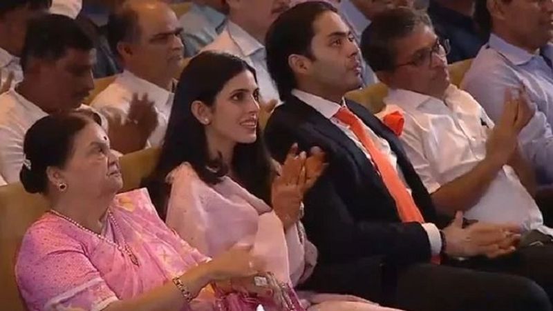 एक इवेंट में श्लोका मेहता अपने देवर अनंत अंबानी और दादी सास कोकिला बेन के साथ मौजूद हैं। यह भी उनकी एक खास ही तस्वीर है।