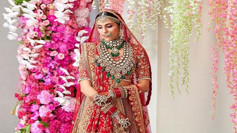 अपनी शादी के मौके पर दुल्हन के रूप में सजी श्लोका मेहता किसी परी से कम नहीं लग रही हैं। उन्होंने बेहद महंगी ब्राइडल ड्रेस और जूलरी पहन रखी है। यह श्लोका मेहता की सबसे स्पेशल तस्वीरों में एक है। 