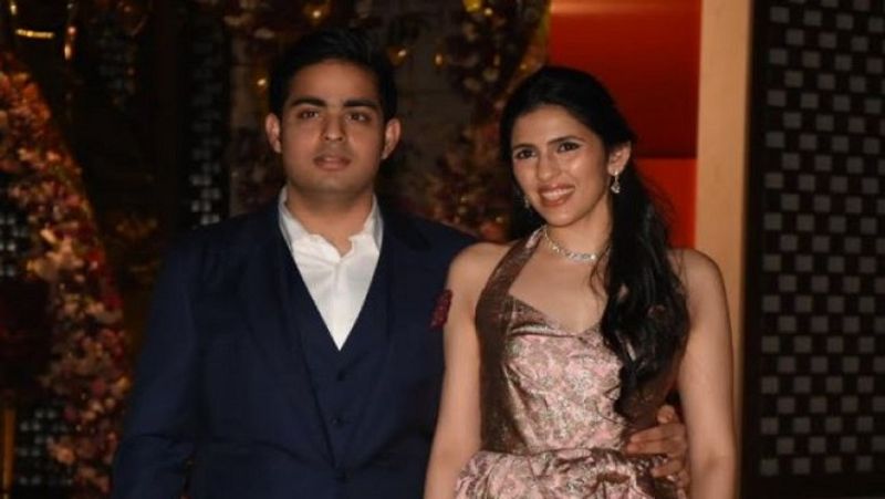 पति आकाश अंबानी के साथ श्लोका मेहता। इस तस्वीर में श्लोका बेहद कूल और स्टाइलिश नजर आ रही हैं। 