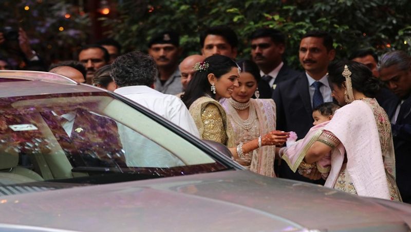 अपनी शादी के फंक्शन में श्लोका मेहता कुछ मेहमानों के साथ नजर आ रही हैं। वे एक बच्चे को दुलार रही हैं। श्लोका मेहता और आकाश अंबानी की शादी देश ही नहीं, दुनिया की सबसे महंगी और शानदार शादियों में से एक थी। इसमें देश-विदेश के कई दिग्गजों ने भागीदारी की थी। 