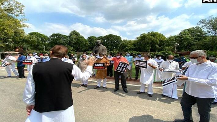 Opposition marches in Parliament premises to protest agricultural bills, opposition party will meet President today Opposition marches in Parliament premises to protest agricultural bills, opposition party will meet President today