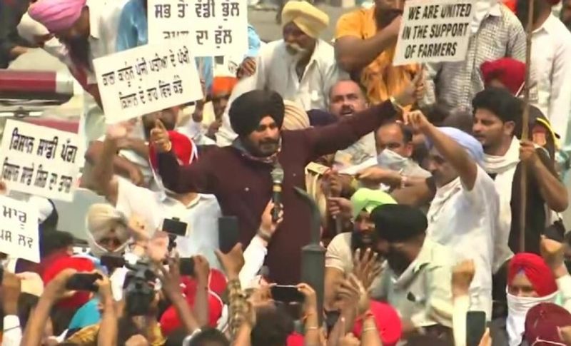 'अन्नदाताओं के साथ अन्याय कर रही मोदी सरकार'
विरोध के दौरान सिद्धू ने सरकार पर निशाना साधते हुए कहा कि किसान बिल से जमाखोरी को बढ़ावा मिलेगा। क्या सरकार रोटी को आवश्यक वस्तु नहीं मानती है। मोदी सरकार देश के अन्नदाताओं के साथ ऐसा अन्याय क्यों कर रही है।
