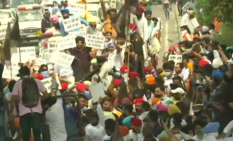 पब्लिक लाइफ से दूर हो गए थे सिद्धू
बता दें कि सिद्धू ने लोकसभा चुनाव के बाद कैप्टन के मंत्रिमंडल से कैबिनेट मंत्री से इस्तीफ़ा दे दिया था। तब से सिद्धू पब्लिक लाइफ में कम ही दिखाई दिए। मीडिया में खबरें आईं थीं कि उनके और पंजाब के सीएम अमरिंदर सिंह के बीच कुछ ठीक नहीं चल रहा है। लेकिन अब एक साल बाद उन्होंंने राज्य की सियासत में कमबैबक किया है। काफी समय बाद वो पहली बार इस तरह प्रदर्शन करते दिख हैं।
