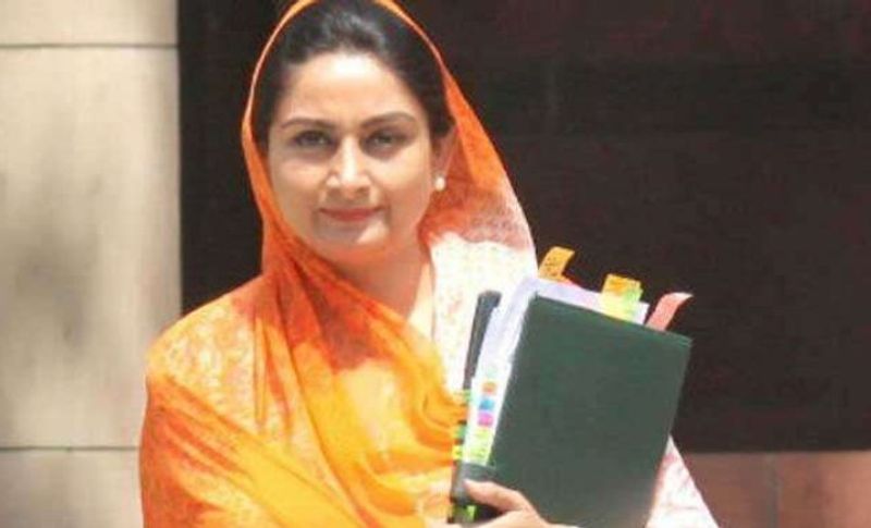 इस बिल के विरोध में केंद्रीय मंत्री ने दिया इस्तीफा
कृषि से जुड़े विधेयकों का पंजाब-हरियाणा में ज्यादा ही विरोध देखने को मिल रहा है। यही वजह कि प्रदेश के प्रमुख पार्टियों ने इस बिल का विरोध कर रही हैं। इतना ही नहीं पंजाब में भाजपा का सहयोगी अकाली दल की नेता और मोदी सरकार में मंत्री हरसिमरत कौर बादल ने कृषि से जुड़े विधेयकों के विरोध में कैबिनेट से इस्तीफा तक दे दिया।
