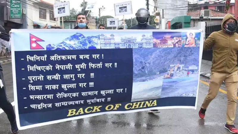 मीडिया रिपोर्ट्स में बताया जा रहा है कि नेपाल के हुम्ला जिले में सीमा स्तम्भ से दो किमी भीतर नेपाली भूमि कब्जा करके चीन के सैनिकों ने 9 भवनों का निर्माण किया है। इतना ही नहीं, वहां नेपाली नागरिकों के प्रवेश पर भी प्रतिबंध लगा दिया है।
