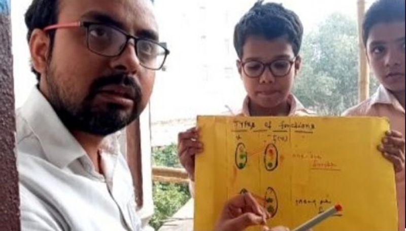 आरके श्रीवास्तव ने 200 से ज्यादा क्लास पूरी रात लगातार 12 घंटे गणित पढ़ाई है जो जारी है। इस काम के लिए इनका नाम वर्ल्ड बुक ऑफ रिकार्ड्स, एशिया बुक ऑफ रिकार्ड्स, इंडिया बुक ऑफ रिकार्ड्स में भी दर्ज हो चुका है।
