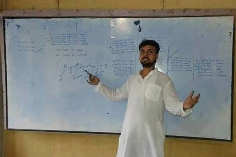 गरीब परिवार में जन्में आरके श्रीवास्तव का जीवन काफी संघर्ष से भरा रहा। जिससे लड़ते हुए वह अपनी पढ़ाई पूरी की। लेकिन, टीबी की बीमारी के कारण आईआईटी की प्रवेश परक्षा नहीं दे पाए। बाद में ऑटो चलाकर अपने परिवार का भरण-पोषण करने लगे।