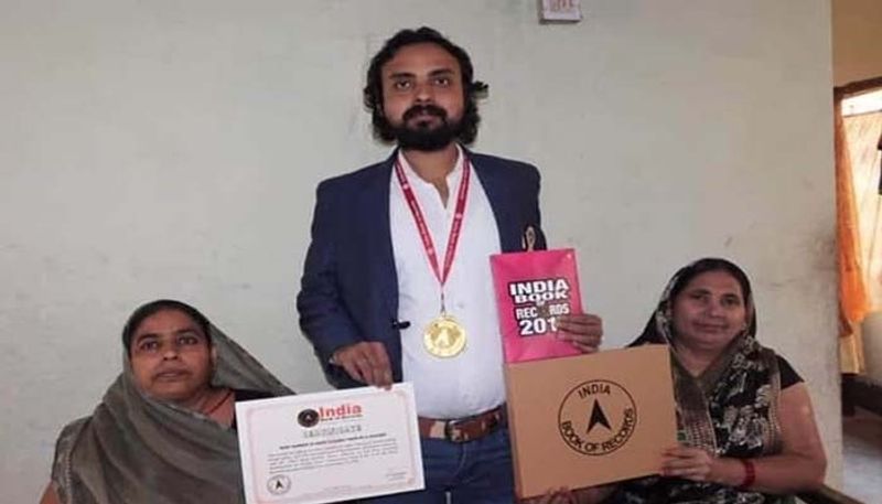 वो 200 से ज्यादा बार फ्री नाईट क्लासेज चलाकर भी सुर्खियां बटोर चुके हैं। उनकी क्लास में स्टूडेंट पूरी रात 12 घंटे गणित की पढ़ाई कर चुके हैं। जो खुद मैं हैरान करने वाली बात है। लोग बताते हैं कि वह भी सुपर 30 की तरह भी गरीब स्टूडेंट को इंजीनियर बनाते हैं। इसके बदले में मात्र एक रुपए गुरुदक्षिणा लेते हैं। कई लोग दावा कटे हैं कि आरके, सुपर 30 के आनंद कुमार की परंपरा के टीचर हैं।
