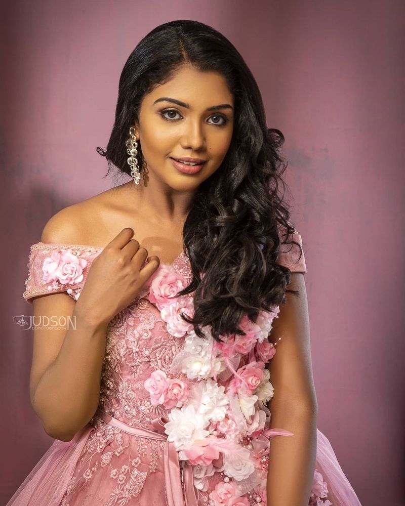 Bigg boss fame Riythvika Latest hot photo shoot going viral