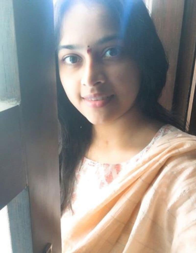 actress sri divya without makeup photos