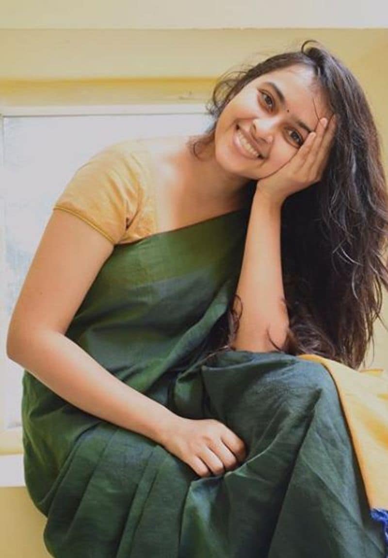 actress sri divya without makeup photos
