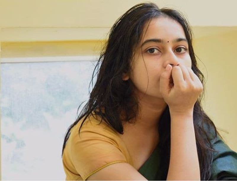 actress sri divya without makeup photos