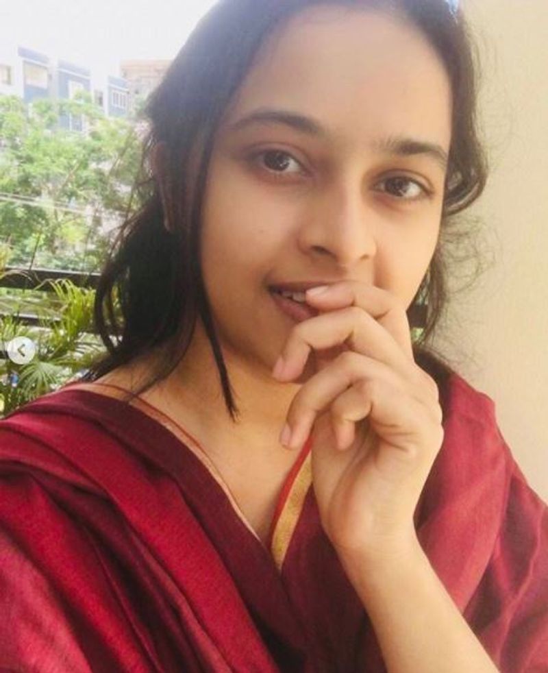 actress sri divya without makeup photos