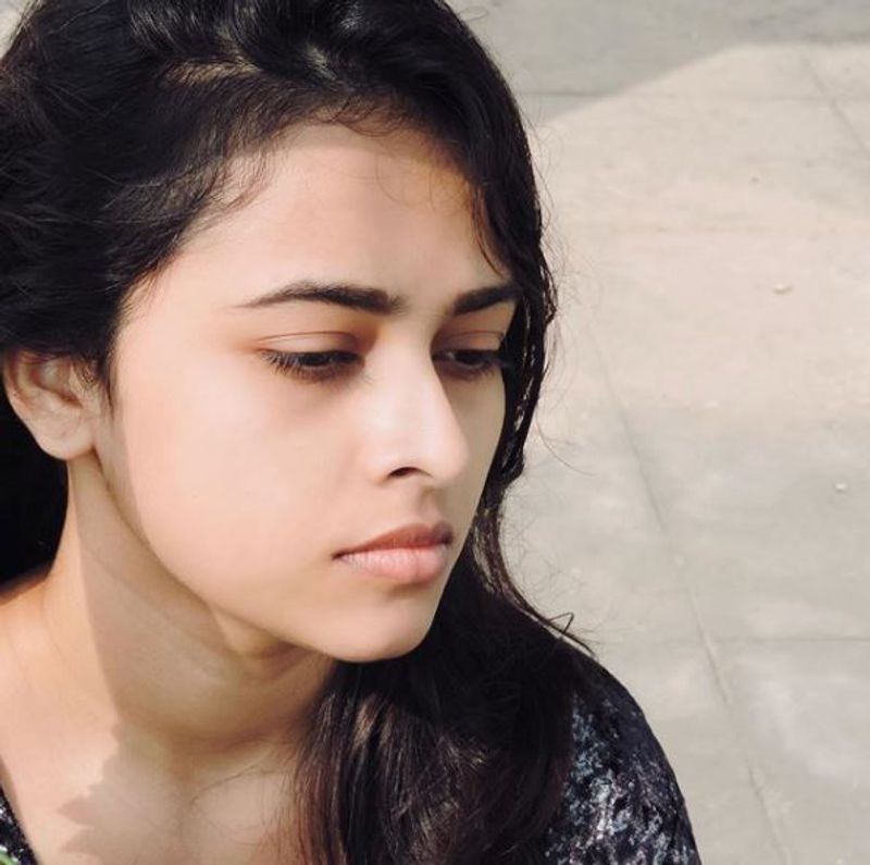 actress sri divya without makeup photos
