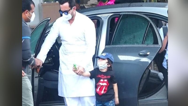 खबरें तो यह भी है कि करीना-सैफ अपनी शादी की सालगिरह अक्टूबर में पटौदी पैलेस में ही सेलिब्रेट करने वाले हैं। इस मौके पर फैमिली के अन्य मेंबर्स भी शामिल हो सकते हैं।