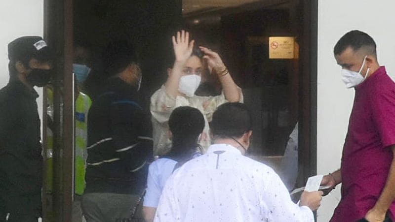 हाल ही में एक इंटरव्यू में रणधीर कपूर से जब पूछा गया कि उन्हें अपनी छोटी बेटी करीना के दूसरे बच्चे के रूप में बेटा चाहिए या बेटी? इस पर उन्होंने कहा- कोई प्राथमिकता नहीं है, बेटी हो या बेटा। उन्होंने कहा- हम सिर्फ एक स्वस्थ, खुशहाल बच्चा चाहते हैं। और मैं आपको बता दूं कि पूरा कपूर खानदान इसके लिए काफी एक्साइटेड है।