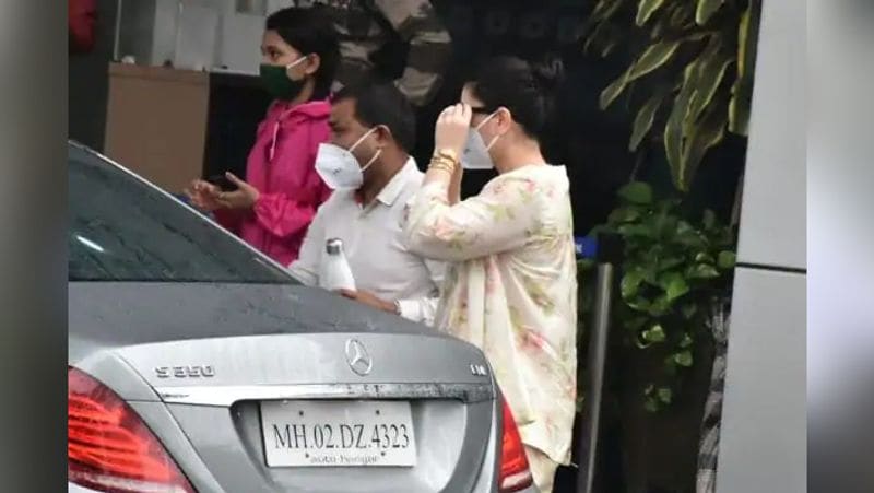सैफ, करीना के साथ उनका बेटा तैमूर, तैमूर की नैनी, सैफ के निजी सहायक, जिम ट्रेनर भी साथ ही रवाना हुए है। सैफ की मां शर्मिला टैगोर भी कुछ दिन अपनी बहू, बेटे और पोते के साथ समय बिताएंगी।