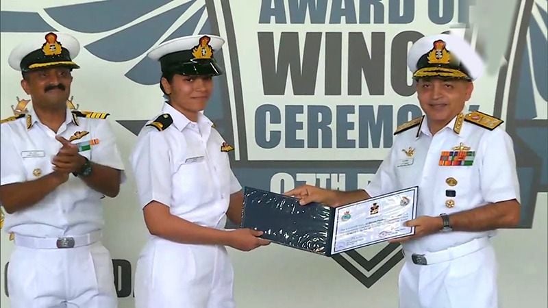 shivangi singh became the first female pilot of rafale squadron