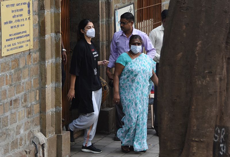 Sushants death case Rhea Chakrabortys bail pleas hearing started in bombay High Court BRd