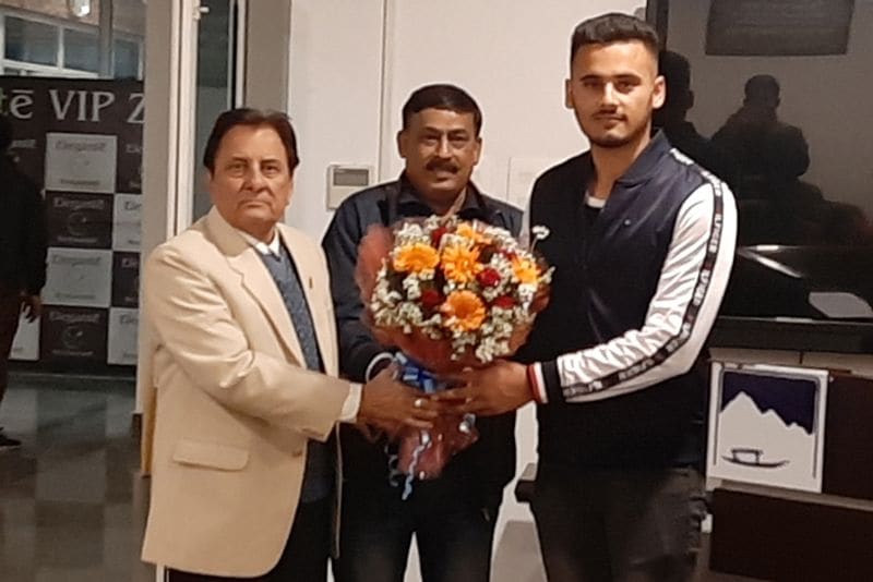 उन्होंने आगे कहा, “आईपीएल एक बहुत बड़ा स्तर है, शुरूआत में आईपीएल में जम्मू और कश्मीर के तीन लोग थे। इस स्तर तक पहुंचना बहुत बड़ी बात है। अगर अब्दुल इस जगह पर पहुंच गया है, तो अब कई और बच्चे भी इससे प्रेरित होंगे। यहां इंफ्रास्ट्रक्चर विकसित हो रहा है। हमारे नवोदित क्रिकेटर यहां बहुत प्रतिभाशाली हैं।” 