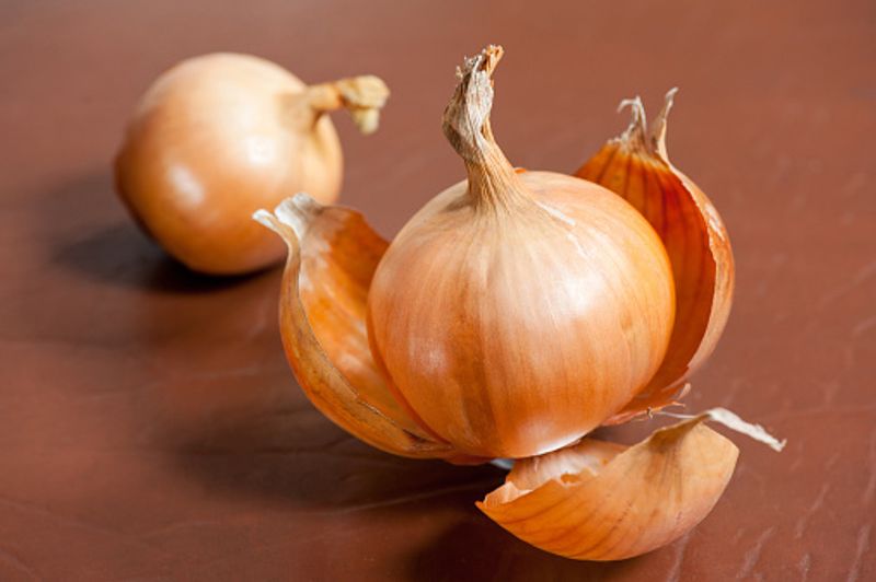 Onion Peel Tea Benefits That will Convince You To Save Those Onion Skins dpl