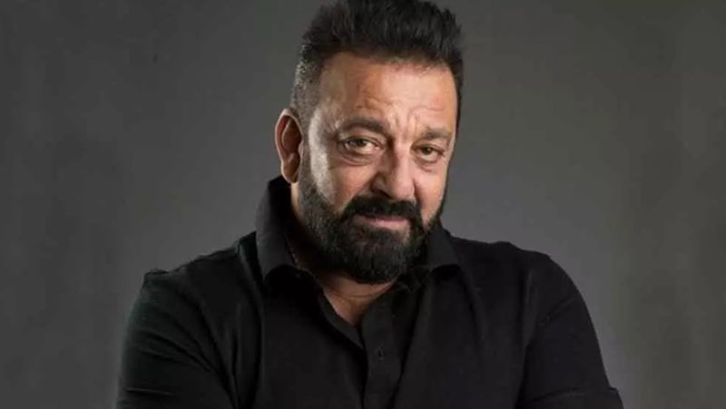 হিম্মতওয়ালা ছবির শ্যুটিং-এর কাজে তখন হোটেলই ছিলেন শ্রীদেবী। সেই খবর পেয়ে তড়িঘড়ি হোটেলের দরজাতে পৌঁচ্ছে ছিলেন সঞ্জয় দত্ত।