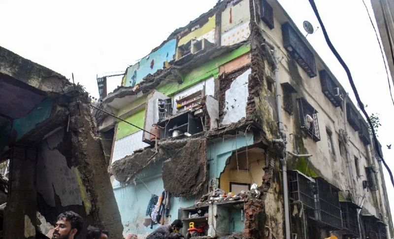 यह वही इमारत है जो रविवार रात 3.30 बजे के आसपास भरभराकर गिर गई थी।