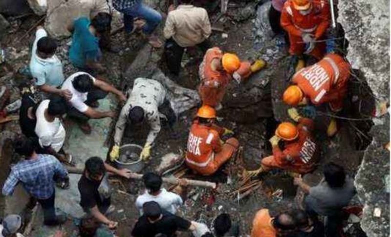 मलबे में करीब 50 लोग और दबे हो सकते हैं
हादसे पर राष्ट्रपति रामनाथ कोविंद और प्रधानमंत्री नरेंद्र मोदी ने ट्वीट कर दुख जताया था। भिवंडी में अभी भी बचाव अभियान जारी है जिसके तहत आशंका जताई जा रही है कि मलबे में करीब 50 लोग फंसे हो सकते हैं।
