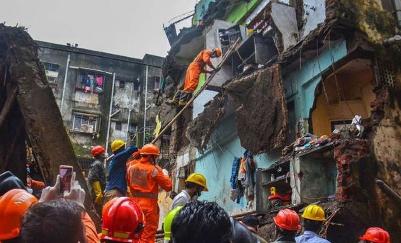 मलबे में दबे लोगों को निकालने के लिए एनडीआरएफ और पुलिस की टीम दिन रात मेहनत कर रही हैं।
