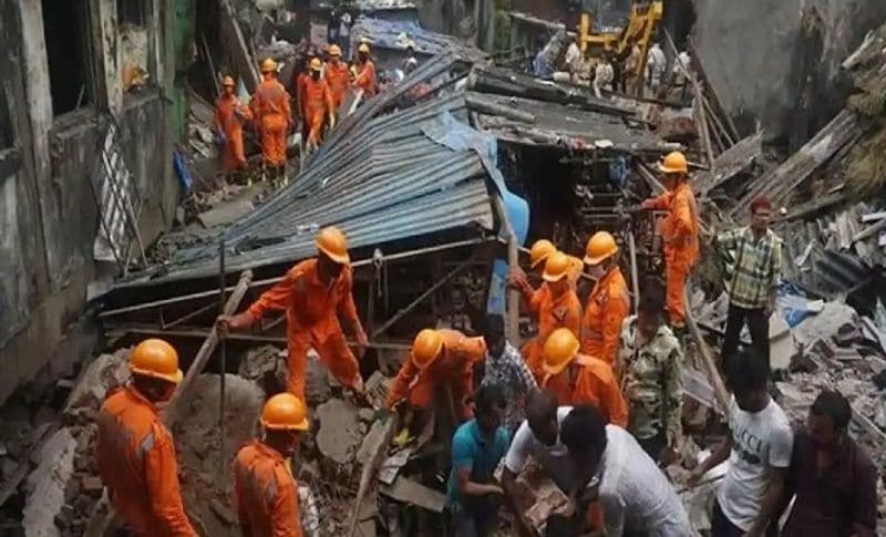 मुंबई में दो दिन से बारिश की वजह से रेस्क्यू ऑपरेशन में दिक्कत हो रही है।