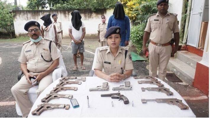 5 mini gun factory was running in Munger forest, busted like this, three crooks also arrested ASA 5 mini gun factory was running in Munger forest, busted like this, three crooks also arrested ASA
