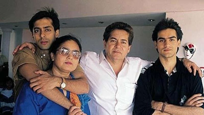 'खानटास्टिक: द अनटोल्ड स्टोरी ऑफ बॉलीवुड ट्रायो' (Khantastic: The Untold Story of Bollywood's Trio) बुक में यह खुलासा किया गया था कि किस तरह सलमान को पैसे की अहमियत पता चली थी।