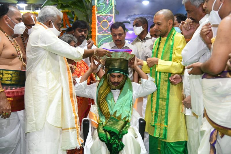 big boss fame karate kalyani made sensational comments on cm jagan ksr