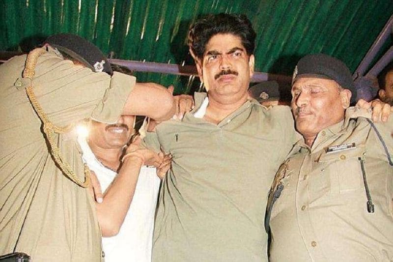 बता दें कि कम्युनिस्ट और बीजेपी कार्यकर्ताओं के साथ खूनी मार-पीट के बाद शहाबुद्दीन सुर्खियों में आया था। पहली बार 1986 में उसके खिलाफ केस दर्ज हुआ था। आज की तारीख में पुलिस रजिस्टर में शहाबुद्दीन एक ऐसे अपराधी के रूप में दर्ज है, जिसे लेकर मान लिया गया है कि वो कभी नहीं सुधर सकता।
(फाइल फोटो)
