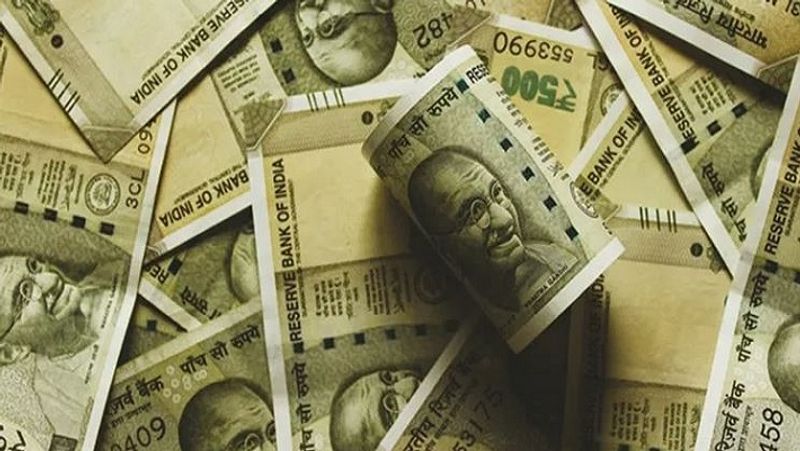स्टेट बैंक ने लॉन्च किया ऑनलाइन पोर्टल
कर्जदारों को लोन रिस्ट्रक्चरिंग की सुविधा देने के लिए हाल ही में स्टेट बैंक ऑफ इंडिया ( SBI) ने एक ऑनलाइन पोर्टल लॉन्च किया है। इसके जरिए कर्जदार होम लोन, एजुकेशन लोन, ऑटोमोबाइल लोन या पर्सनल लोन के रिस्ट्रक्चरिंग विकल्प को अपना सकते हैं। लेकिन इसके कुछ ऐसे पहलू हैं, जिन्हें ध्यान में नहीं रखा जाए तो आगे चल कर वित्तीय नुकसान हो सकता है।
(फाइल फोटो)