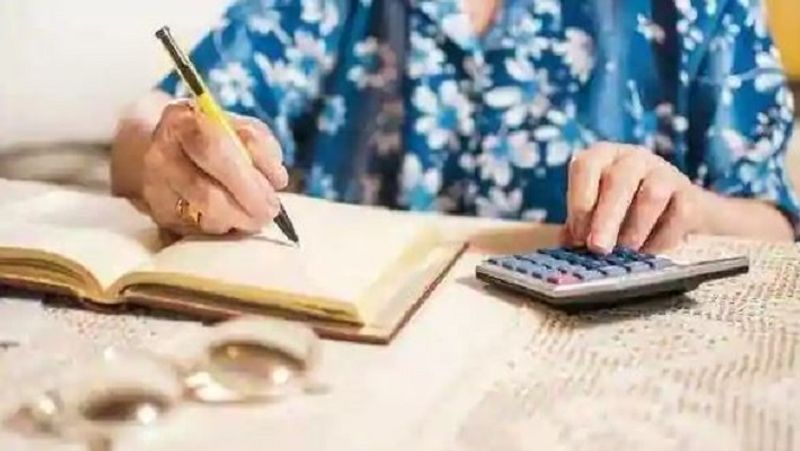 कितने समय तक के लिए मिल सकती है सुविधा
स्टेट बैंक ऑफ इंडिया के मुताबिक, कर्जदारों को 2 साल तक की अवधि के मोरेटोरियम या किस्तों की रिशेड्यूलिंग की पेशकश की जा सकती है। लोन चुकाने की अवधि में विस्तार मोरेटोरियम की अवधि के बराबर, यानी 2 साल तक का रहेगा।
(फाइल फोटो)