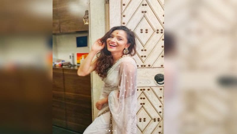 अंकिता लोखंडे ने इन फोटोज के साथ लोगों को खुश रहने का तरीका बताया है और लिखा कि आप हर सुबह तय करें कि आप अच्छे मूड में हैं। अंकिता के इस फोटो पोस्ट पर जमकर लाइक्स और कमेंट्स आ रहे है। 