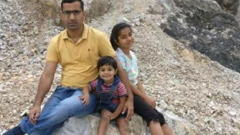 बड़ी बेटी रोशन ने बताया कि पापा की मौत के बाद मम्मी पागलों-जैसी हरकतें करने लगी थीं। वे उसे और छोटी बहन को स्कूटी पर लेकर टैंक के पास पहुंचीं और कूद गईं। परिजनों के मुताबिक, प्रमोद खुशमिजाज आदमी थे। हालांकि पिछले दिनों उनके भाई की मौत हो गई थी। इसके बाद से वे दुखी थे।