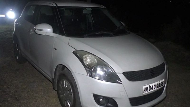 पुलिस की शुरुआती जांच में सामने आया है कि डॉ. प्रमोद बुधवार को अपनी कार से गुरुग्राम के एसजीटी अस्पताल में एग्जाम लेने गए थे। लौटते हुए वो कन्हेली के पास सेक्टर-36 में पहुंचे। वहीं रुककर उन्होंने सल्फास की गोलियां खाईं। उन्होंने पीजीआई में अपने मित्र डॉक्टर को फोन करके इस बारे में बताया भी था। जब प्रमोद के परिचित और दोस्त घटनास्थल पर पहुंचे, तो वे बेहोश मिले।
