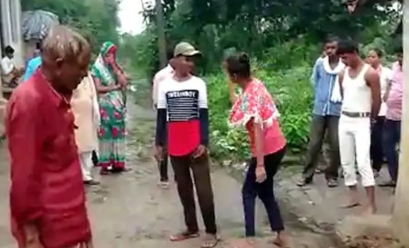 दरअसल, छेड़छाड़ वाला यह मामला जालौन जिले का है। जहां पिछले दिनों से एक लड़का आए दिन लड़की को आते-जाते छेड़ रहा था। वह उसकी हरकतों से परेशान हो चुकी थी। एक दिन युवती ने आरोपी को सबक सिखाने का पिता के साथ मिलकर प्लान बनाया। जैसे ही लड़के ने कुछ बोला तो लड़की अपनी चप्पल लेकर मशीन की तरह उसको चप्पल मारने लगी। 