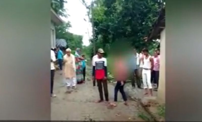 लड़की उस पर चप्पलें बरसाती रही, लेकिन लड़का है कि एक इंच तक हिला नहीं और ना ही माफी मांगी। वह बस युवती को एक टक देखता रहा।