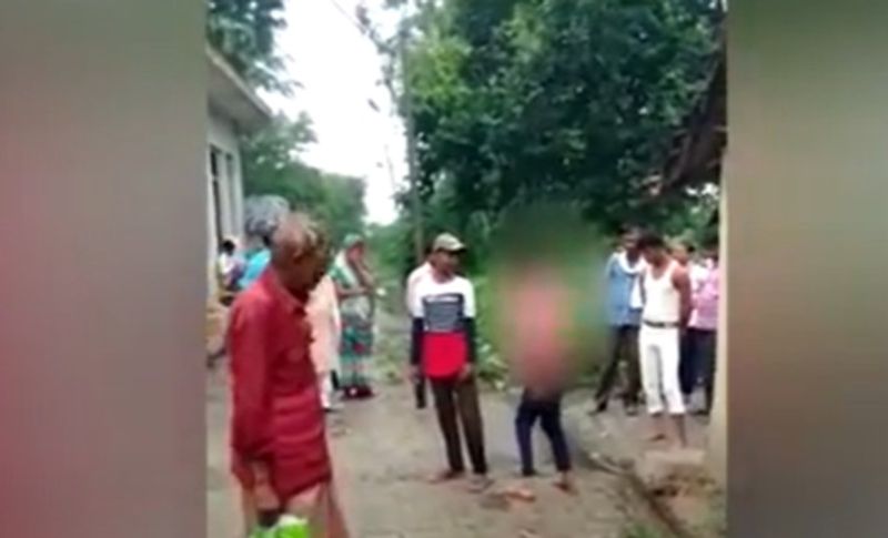 काफी देर तक यह मामला चलता रहा और यह देख आसपास के लोगों की भीड़ जमा हो गई। लोग वीडियो बनाते रहे और लड़की को उसको मारती रही, किसी ने उसको रोका तक नहीं।
