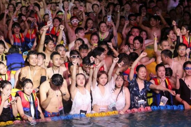 World struggles with Covid, Origin Wuhan in China its party time in night clubs and pubs photos