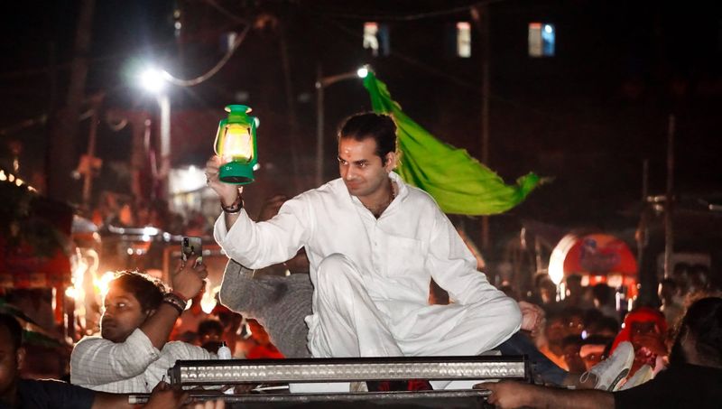 जिस हिसाब से जुलूस निकाले जा रहे हैं उसमें तेजप्रताप समेत उनके कार्यकर्ताओं की हेल्थ पर भी खतरा मंडरा सकता है। लोग इस बात पर हैरानी जता रहे हैं कि कोरोना के दौर में चुनाव के लिए खास तैयारी करने वाले चुनाव आयोग और दूसरी सरकारी एजेंसियां क्या कर रही हैं?