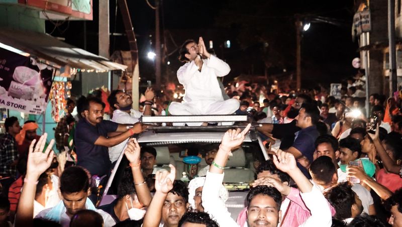 लोग यह भी कह रहे हैं कि प्रशासन को चाहिए वो नेताओं के ऐसे रोडशो और जलसों पर तत्काल लगाम कसे जिसमें कोरोना को लेकर बनाई गई सेफ़्टी प्रोटोकॉल का पालन नहीं हो रहा है। 