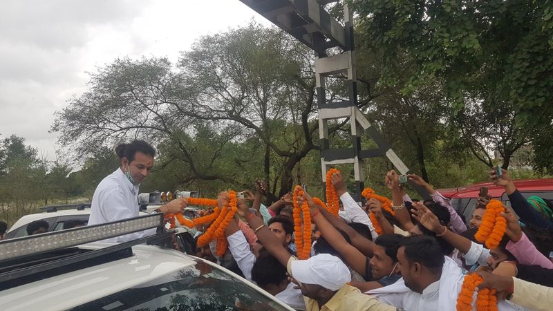 जुलूस में शामिल कार्यकर्ता भी फिजिकल डिस्टेसिंग को फॉलो करते नहीं दिख रहे हैं। कोरोना की वजह से बिहार समेत देश के तमाम राज्यों की हालत खराब है। राज्य में इस वक्त रोजाना 3 हजार से ज्यादा मरीज निकल रहे हैं। संक्रमितों की कुल संख्या 75 हजार के पार है। चुनाव के मद्देनजर इस तरह के रोडशो को देखते हुए महामारी का संकट और बढ़ने की आशंका है। 