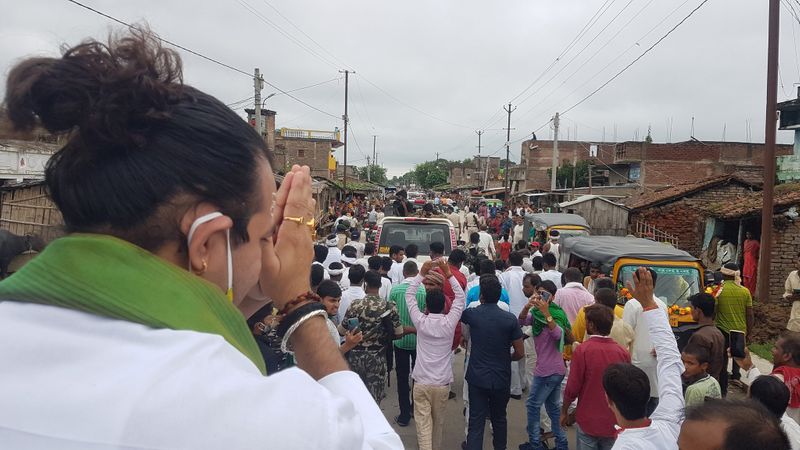 तेजप्रताप यादव इस बार हसनपुर (Hasanpur) विधानसभा से भाग्य आजमाएंगे। हसनपुर आरजेडी (RJD) नेता के लिए सुरक्षित सीट मानी जा रही है। यहां मुस्लिम और यादव मतदाता निर्णायक हैं। तेजप्रताप चुनाव की घोषणा से पहले ही यहां सक्रिय हो चुके हैं। रोडशो कर लोगों से मुलाक़ात भी कर रहे हैं। 