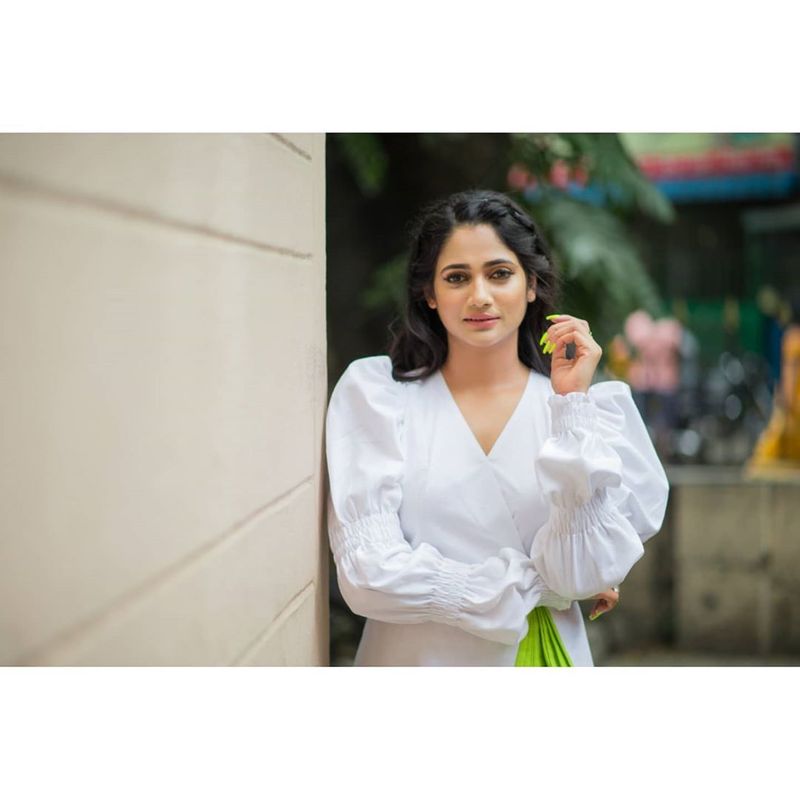 Bigg boss Losliya Latest Short dress Photo shoot going viral