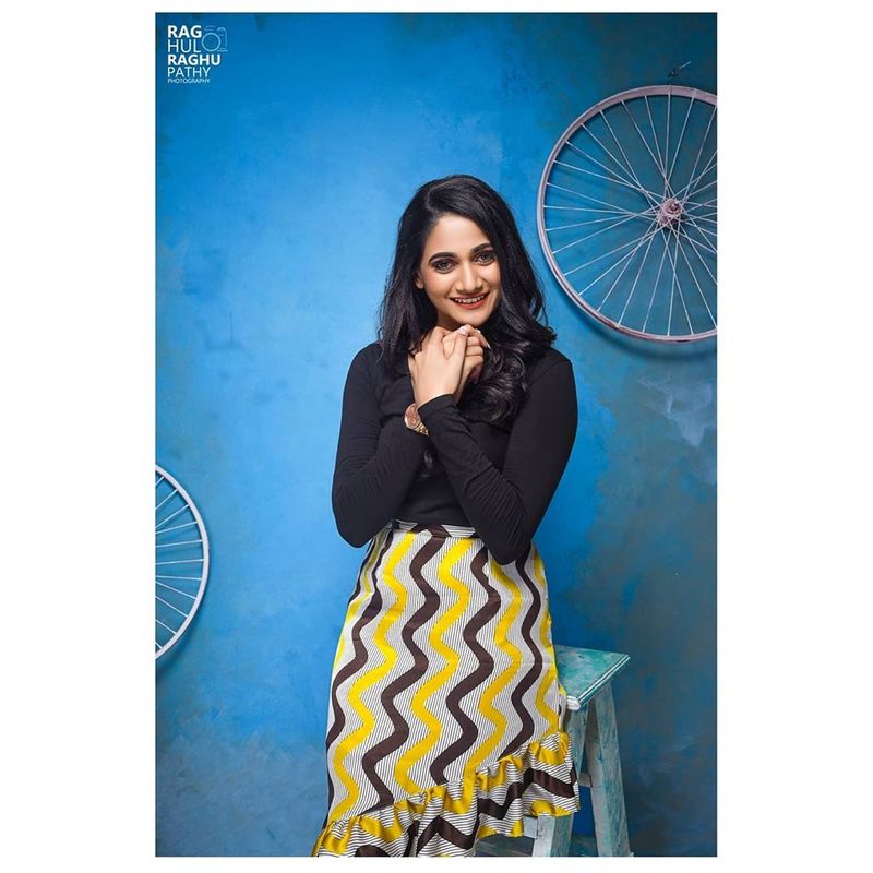 Bigg boss Losliya Latest Short dress Photo shoot going viral