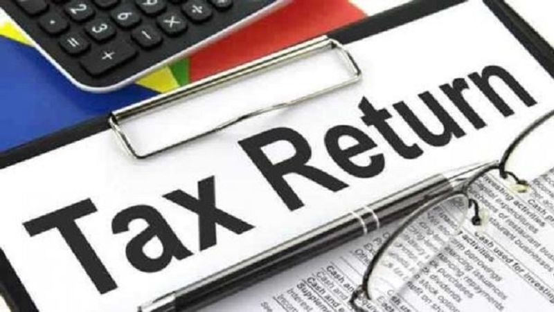 तीसरी बार बढ़ाई गई अंतिम तारीख
सेंट्रल बोर्ड ऑफ डायरेक्ट टैक्सेस ( CBDT) ने पिछले महीने इनकम टैक्स रिटर्न दाखिल करने की आखिरी तारीख तीसरी बार बढ़ाई थी। वित्त वर्ष 2018-19 के लिए 31 मार्च 2020 तक आईटीआर दाखिल करना था। हालांकि, इसे पहले 30 जून तक के लिए बढ़ाया गया। इसके बाद इसे बढ़ा कर 31 जुलाई आखिरी तारीख की गई। अब इसे बढ़ा कर 30 सितंबर 2020 कर दिया गया है।
(फाइल फोटो)

